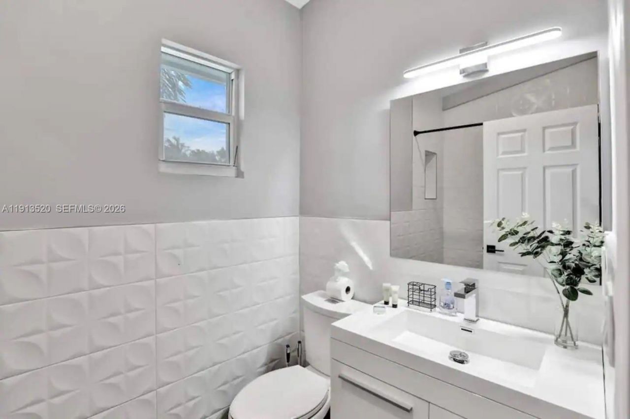 1025 N Southlake Dr, Hollywood, FL 33019 Photo