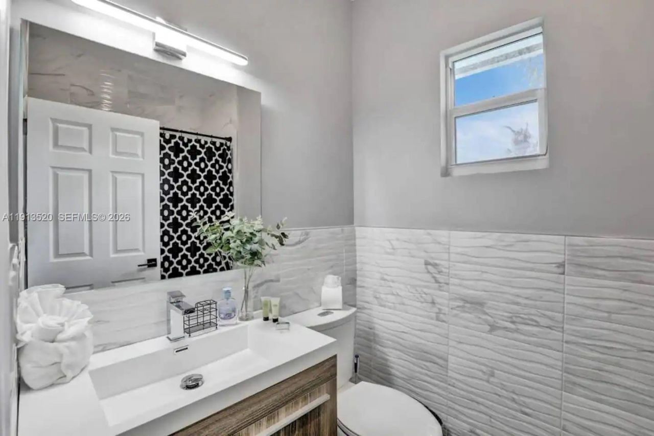 1025 N Southlake Dr, Hollywood, FL 33019 Photo