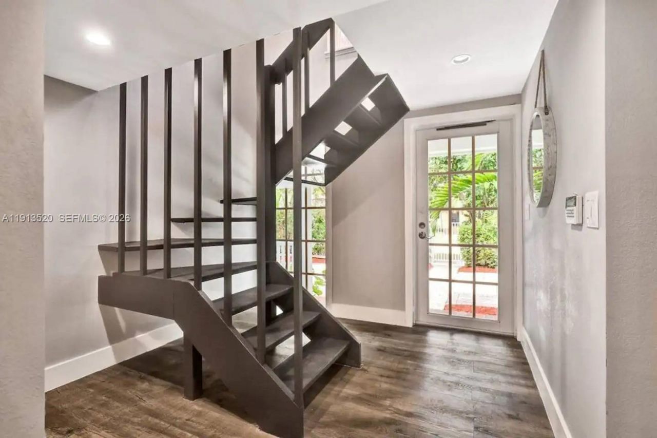 1025 N Southlake Dr, Hollywood, FL 33019 Photo