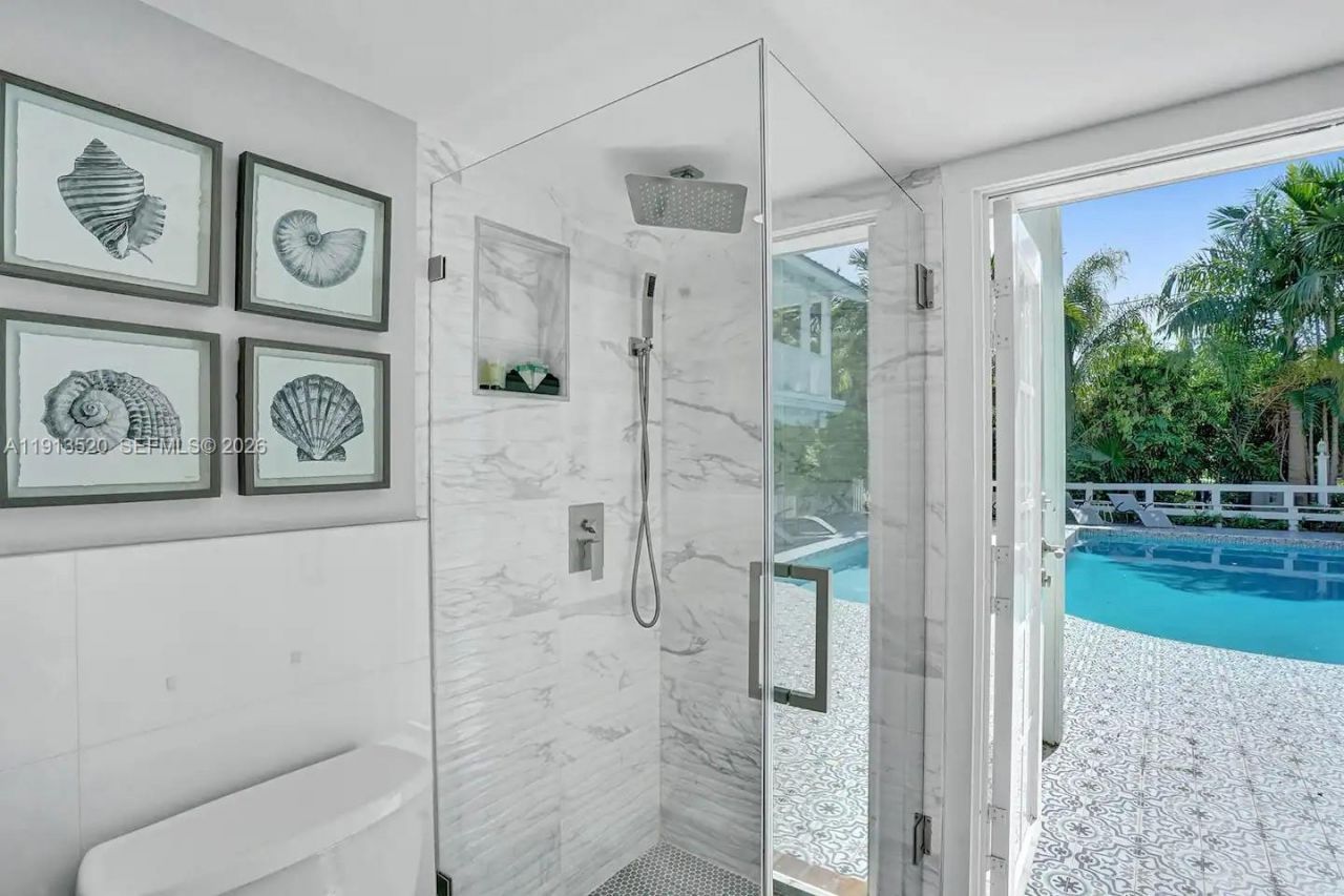 1025 N Southlake Dr, Hollywood, FL 33019 Photo