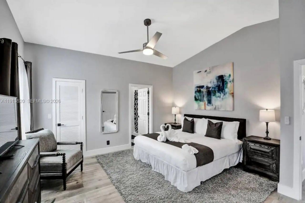 1025 N Southlake Dr, Hollywood, FL 33019 Photo