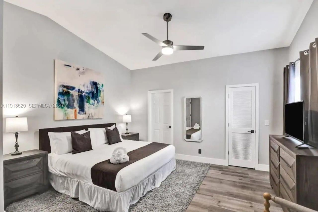 1025 N Southlake Dr, Hollywood, FL 33019 Photo