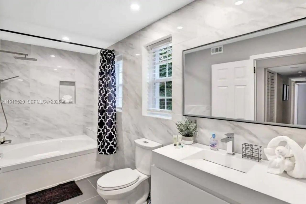 1025 N Southlake Dr, Hollywood, FL 33019 Photo