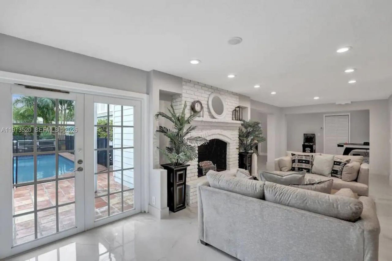 1025 N Southlake Dr, Hollywood, FL 33019 Photo