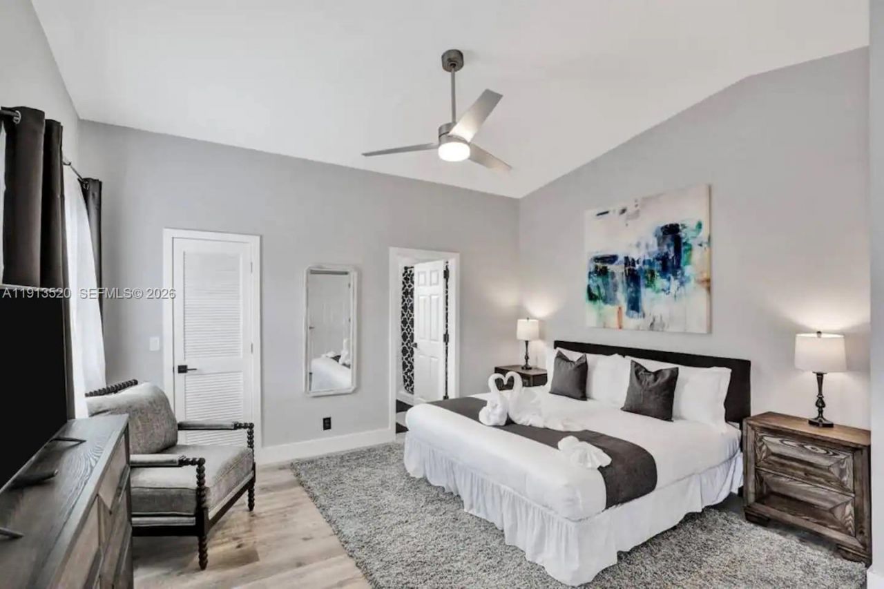 1025 N Southlake Dr, Hollywood, FL 33019 Photo