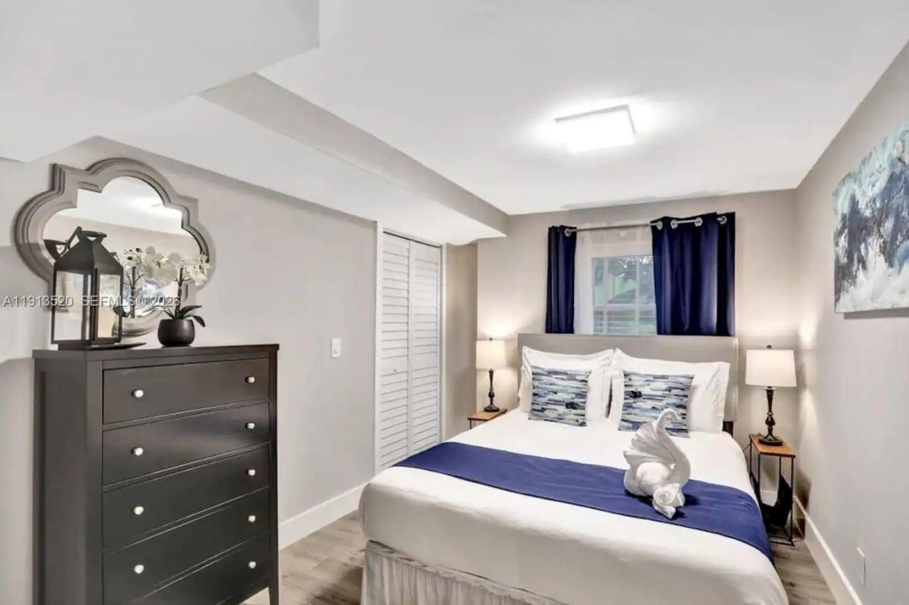 1025 N Southlake Dr, Hollywood, FL 33019 Photo