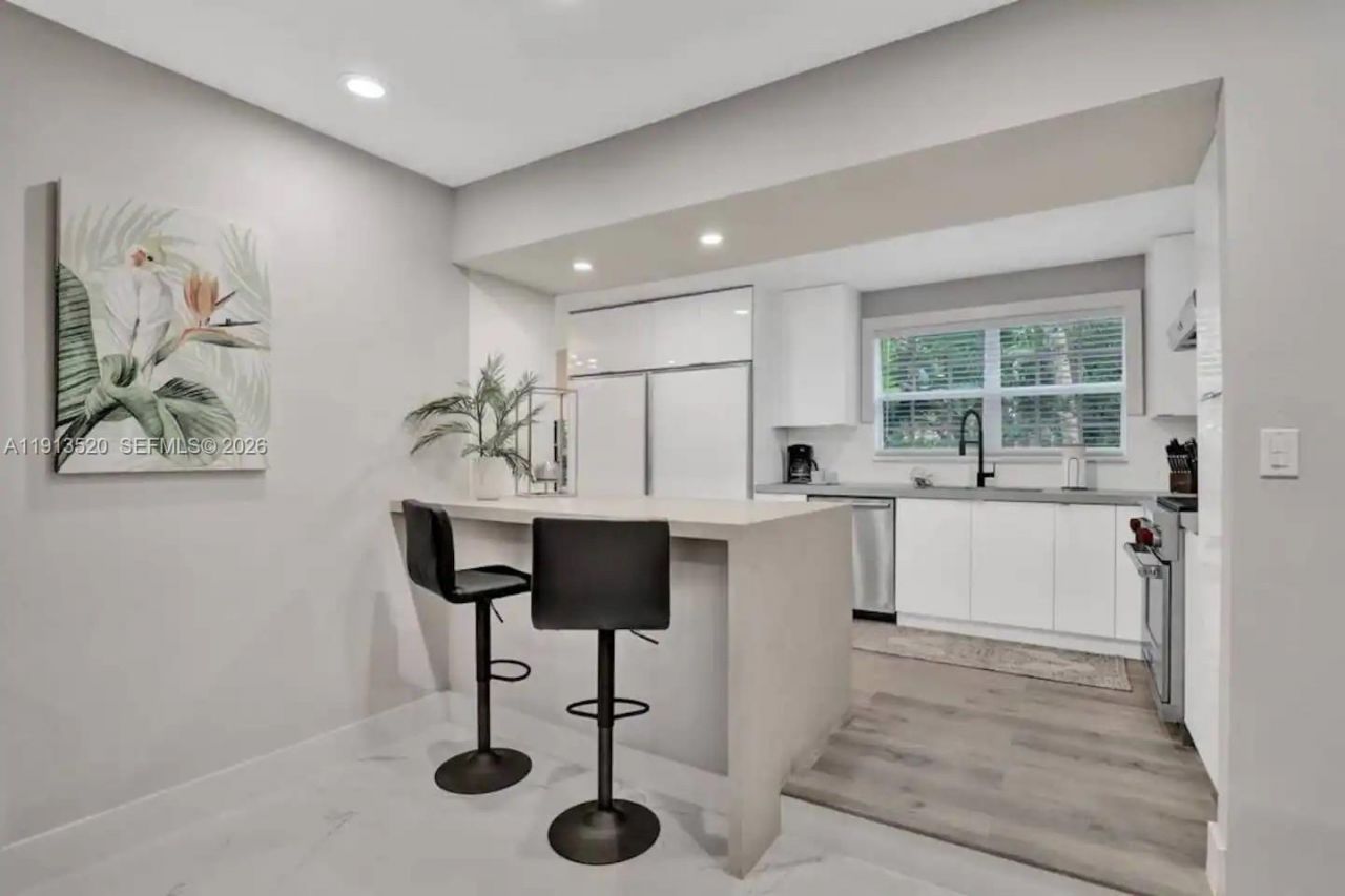 1025 N Southlake Dr, Hollywood, FL 33019 Photo