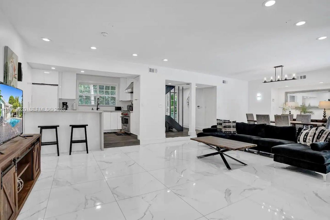 1025 N Southlake Dr, Hollywood, FL 33019 Photo