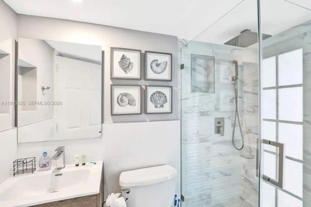 1025 N Southlake Dr, Hollywood, FL 33019 Photo