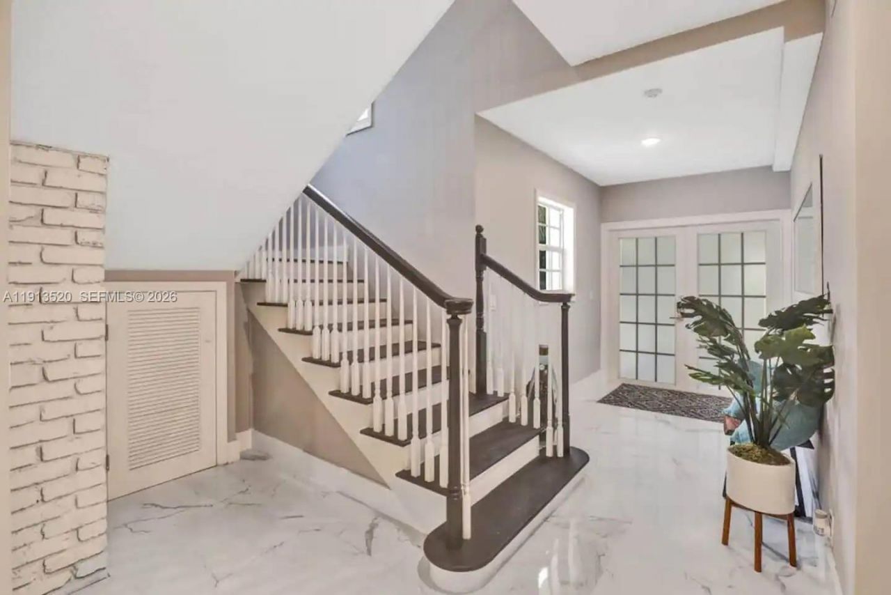 1025 N Southlake Dr, Hollywood, FL 33019 Photo