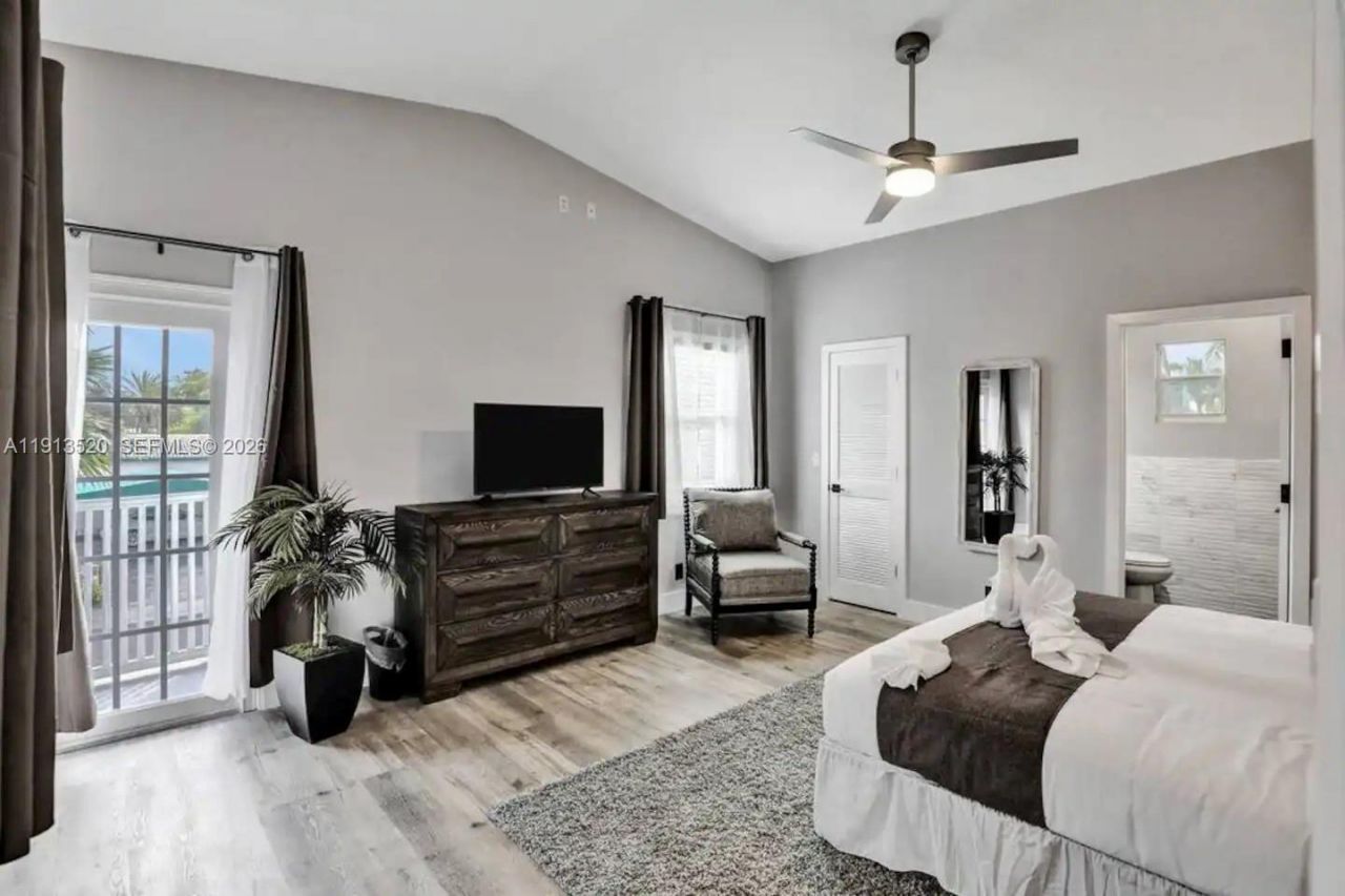 1025 N Southlake Dr, Hollywood, FL 33019 Photo