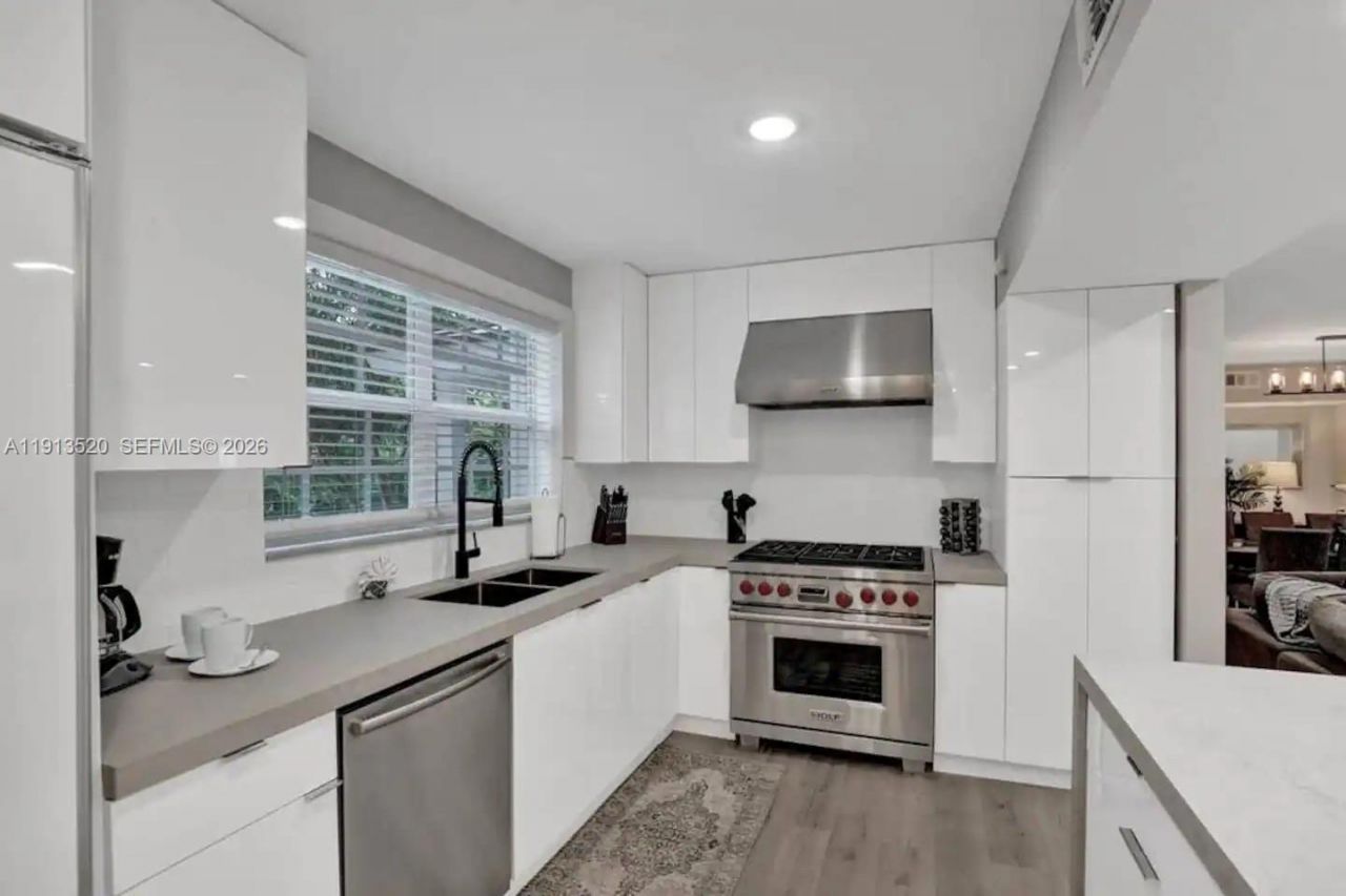 1025 N Southlake Dr, Hollywood, FL 33019 Photo