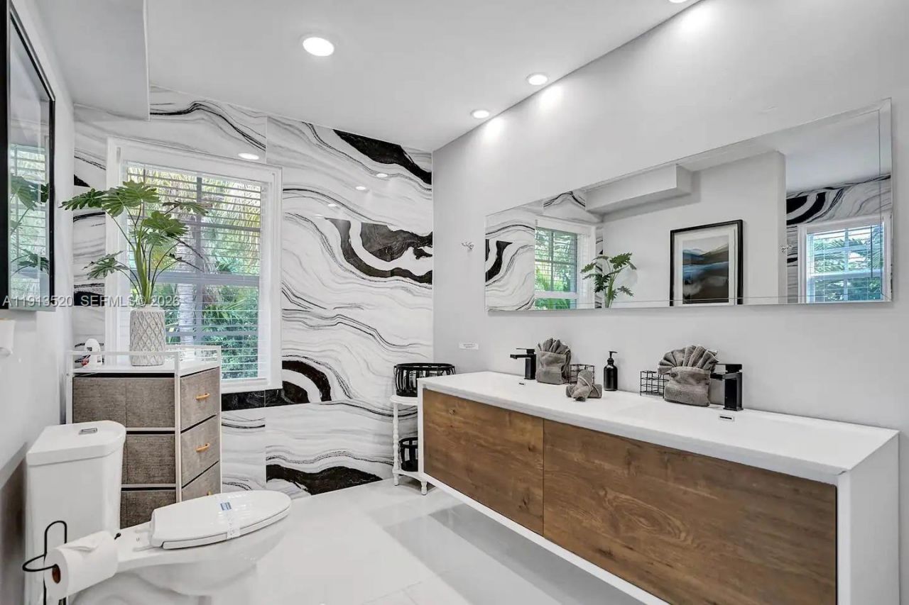 1025 N Southlake Dr, Hollywood, FL 33019 Photo