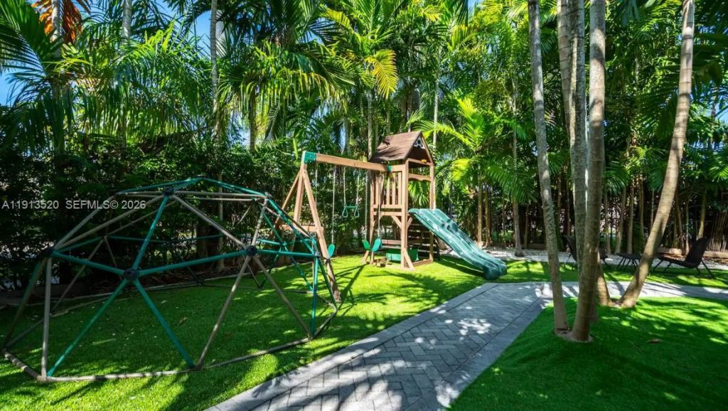 1025 N Southlake Dr, Hollywood, FL 33019 Photo