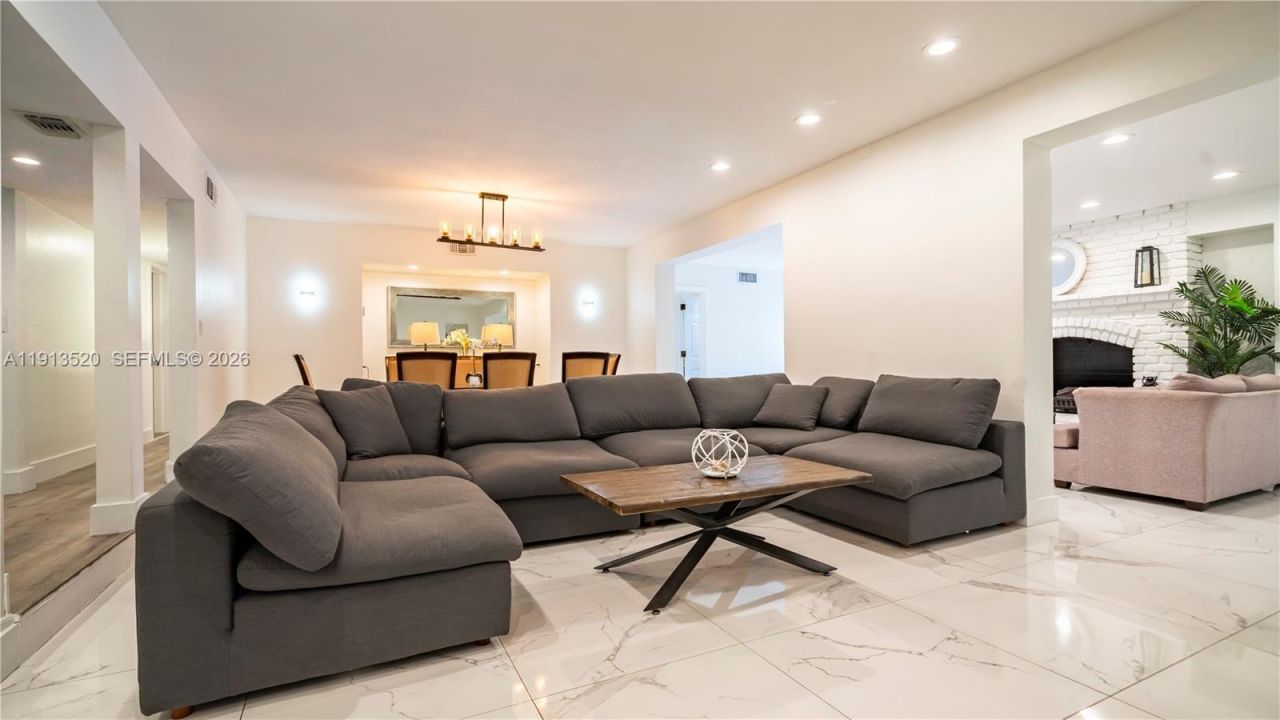 1025 N Southlake Dr, Hollywood, FL 33019 Photo