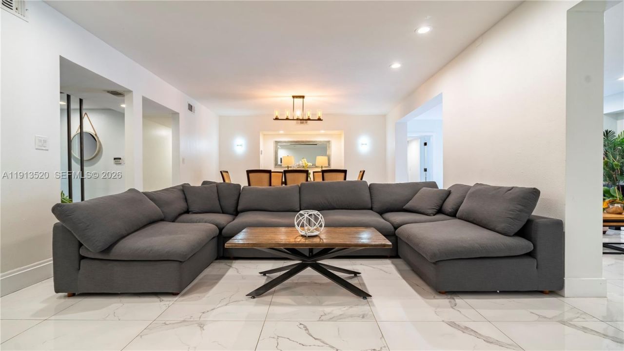 1025 N Southlake Dr, Hollywood, FL 33019 Photo