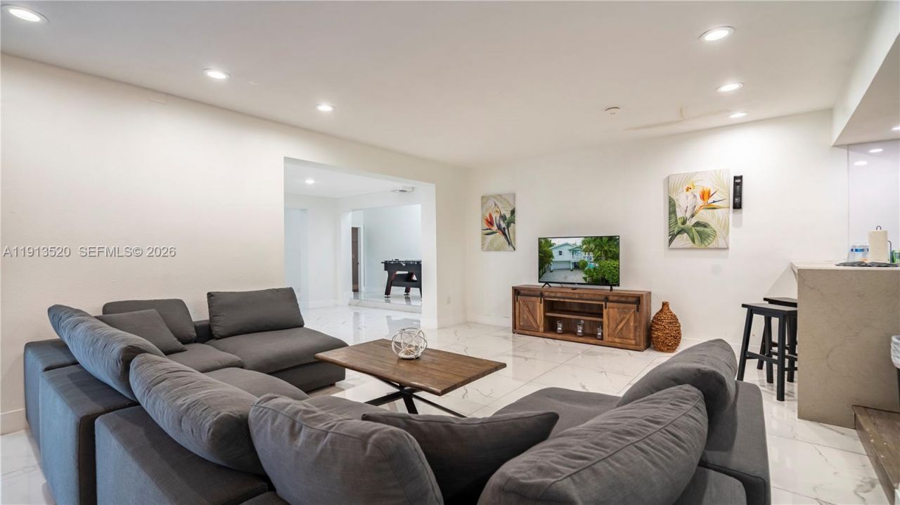 1025 N Southlake Dr, Hollywood, FL 33019 Photo