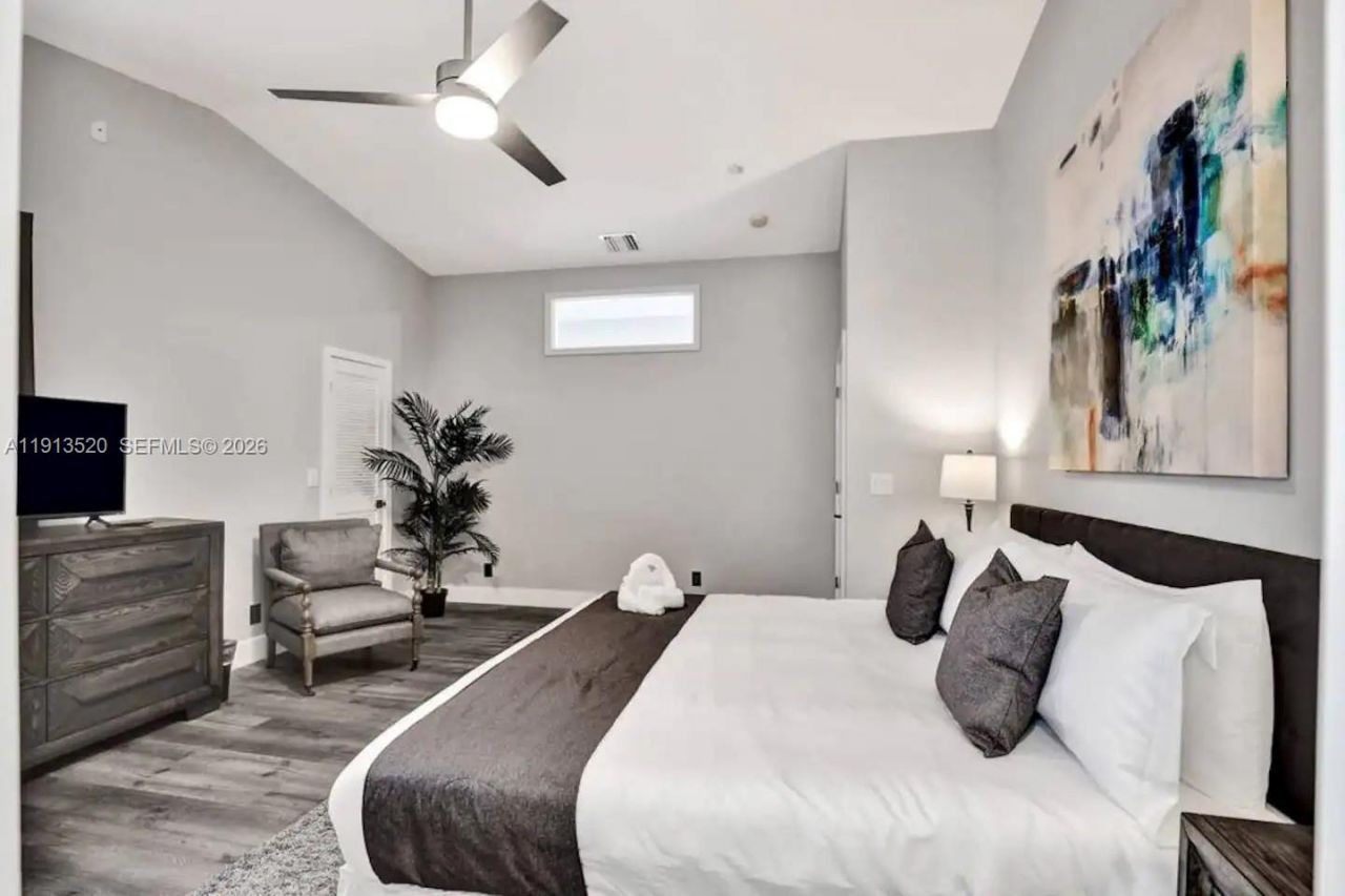 1025 N Southlake Dr, Hollywood, FL 33019 Photo