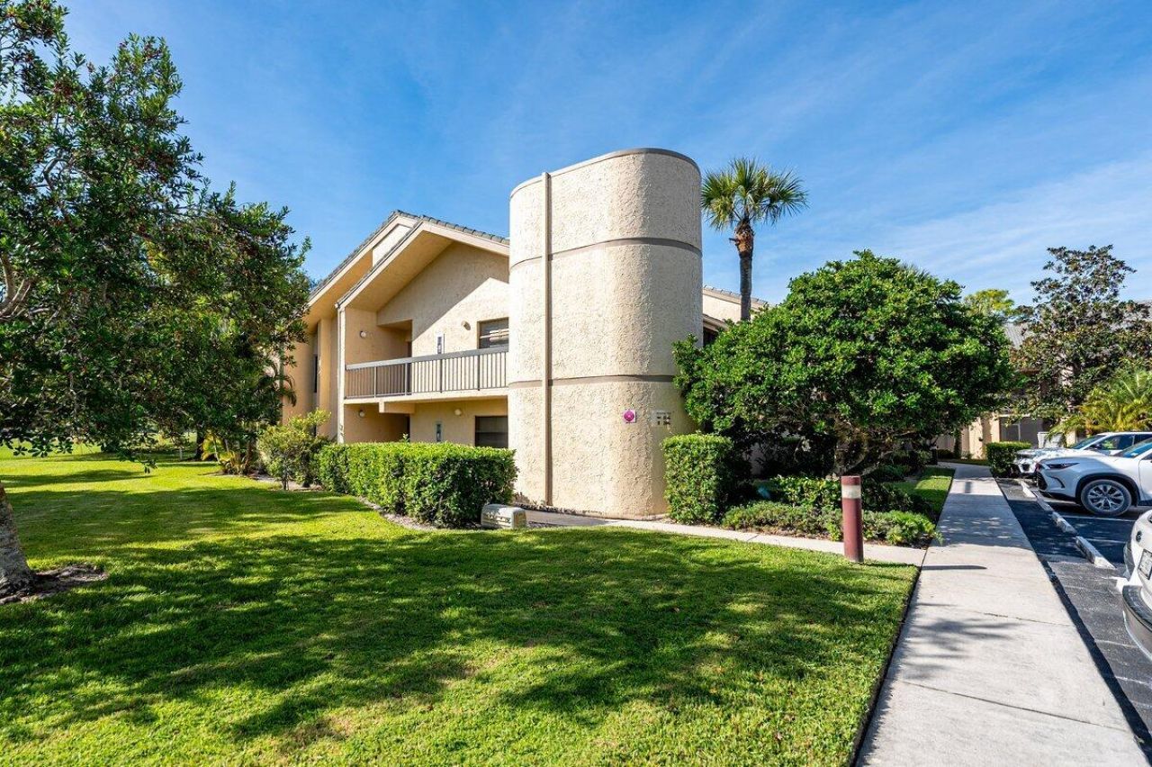 9430 Meadowood Drive, Unit 205, Fort Pierce, FL 34951 Photo