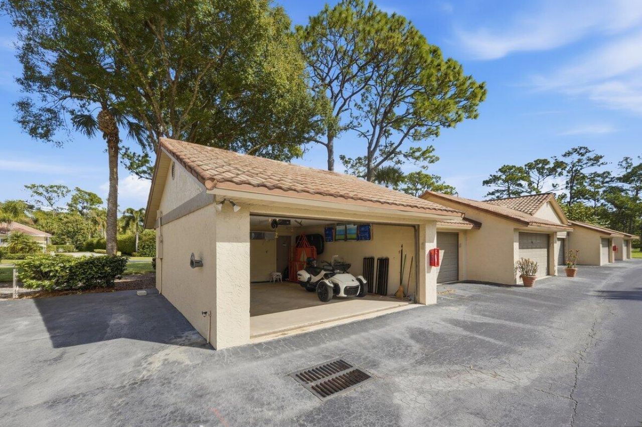 9430 Meadowood Drive, Unit 205, Fort Pierce, FL 34951 Photo