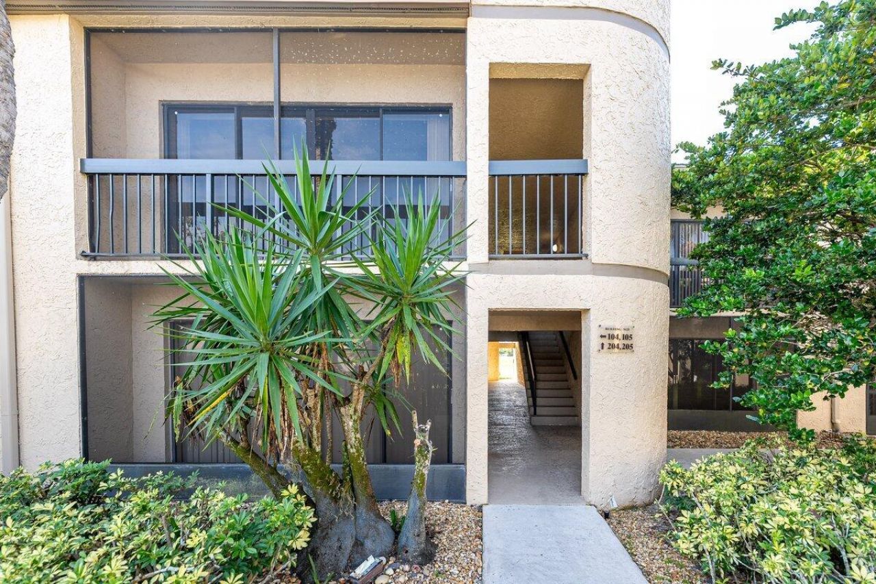 9430 Meadowood Drive, Unit 205, Fort Pierce, FL 34951 Photo