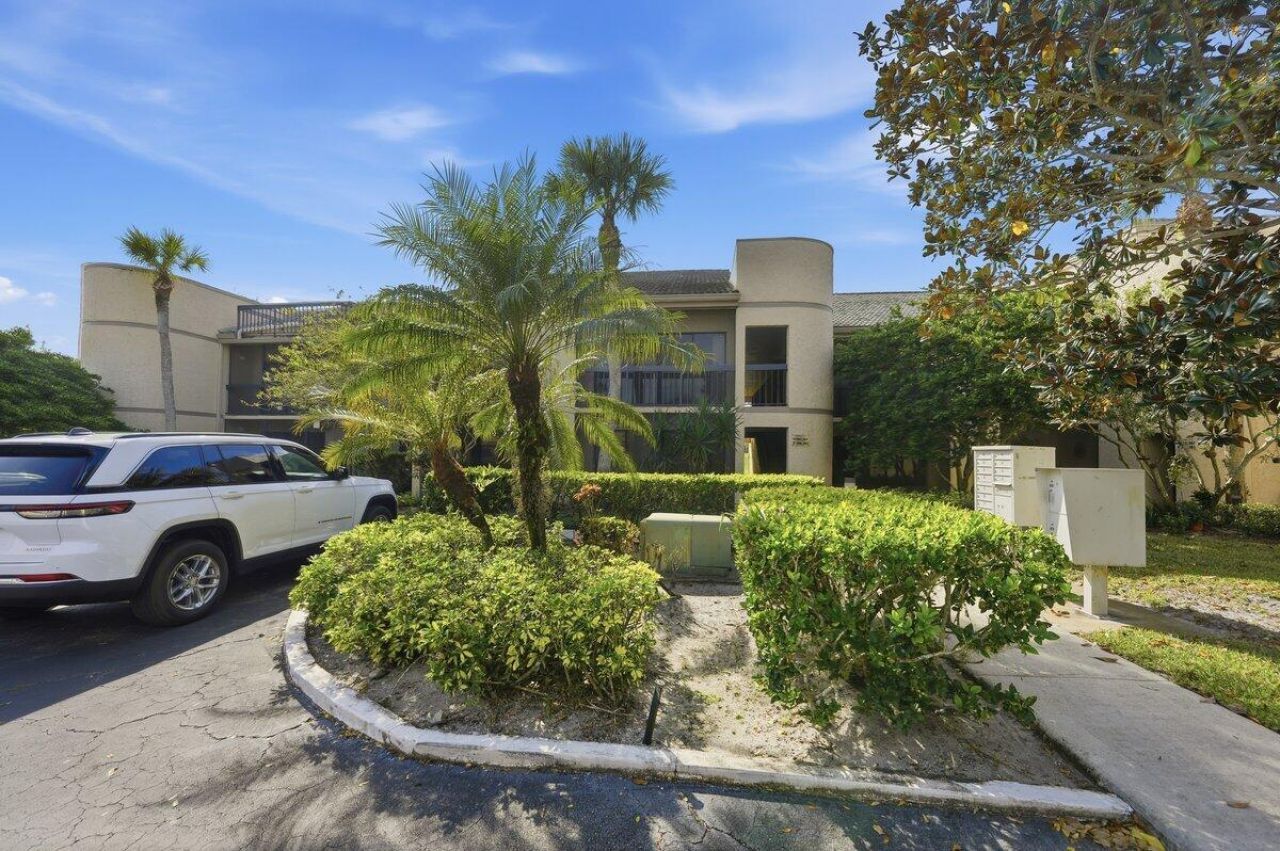 9430 Meadowood Drive, Unit 205, Fort Pierce, FL 34951 Photo