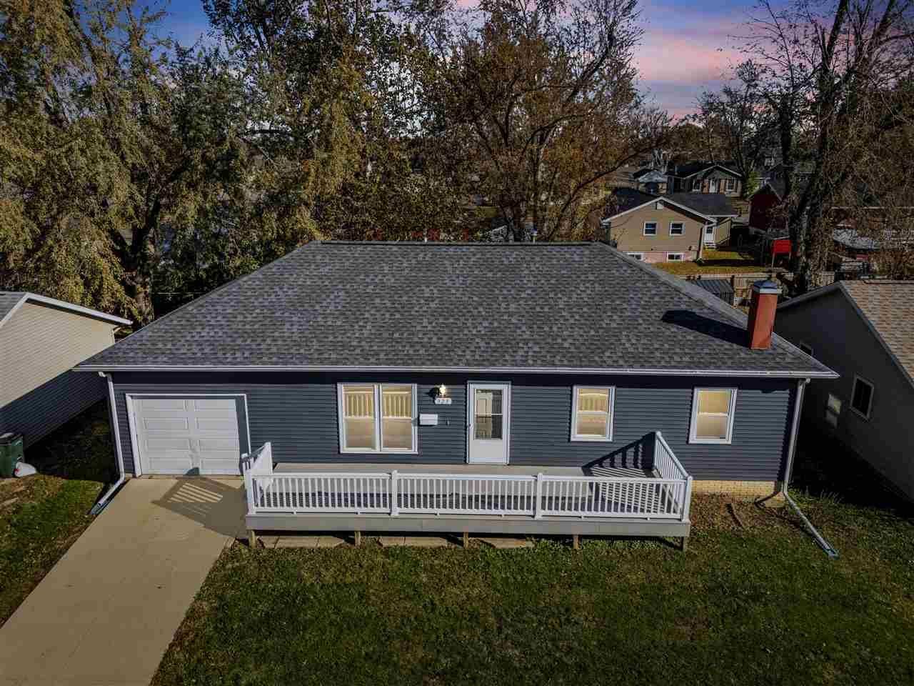 323 SE Norwick Rd Sw, Cedar Rapids, IA 52404 Main Photo