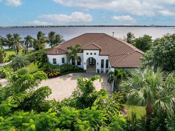 1000 NE Wright Avenue, Jensen Beach, FL 34957