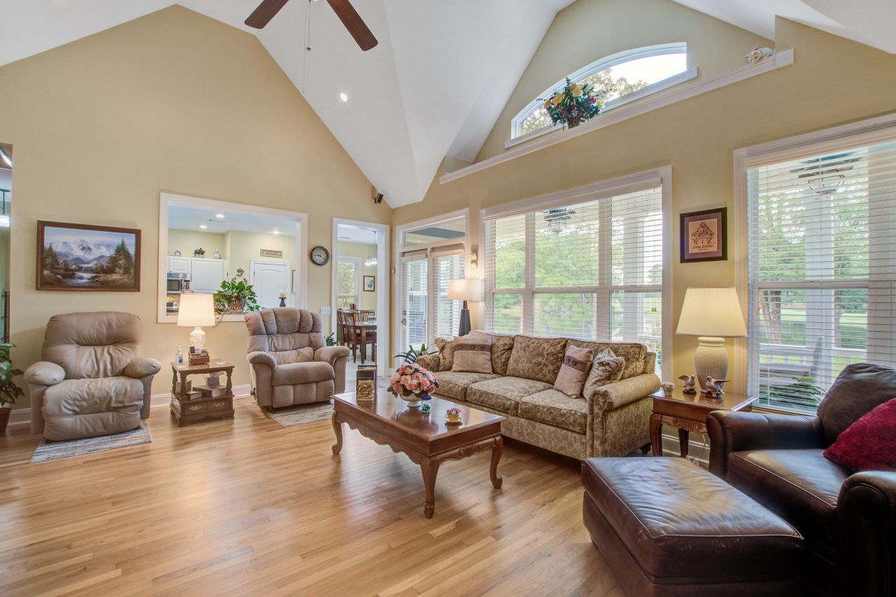 670 Plantation Street Photo 10