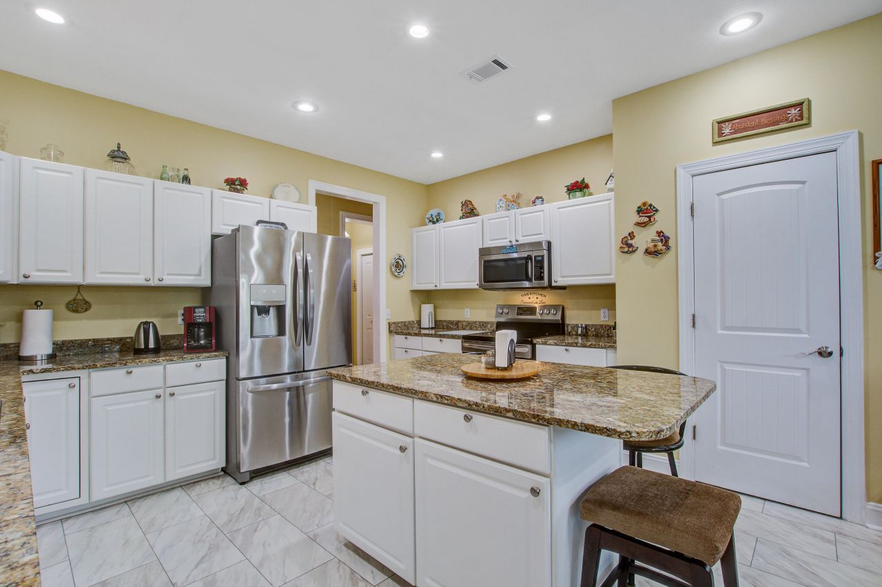 670 Plantation Street Photo 14