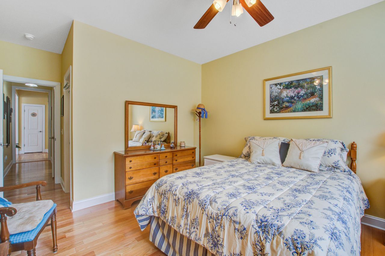 670 Plantation Street Photo 23