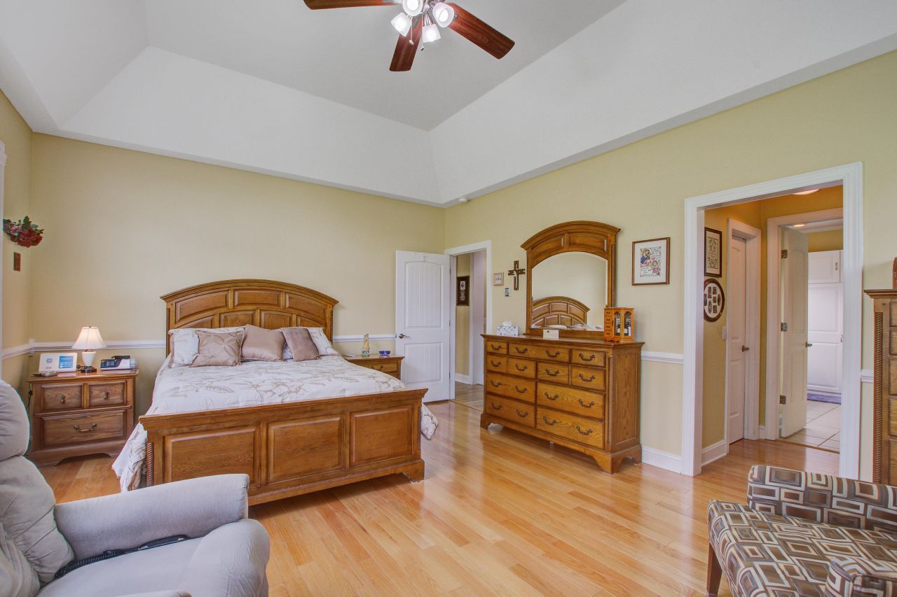 670 Plantation Street Photo 28