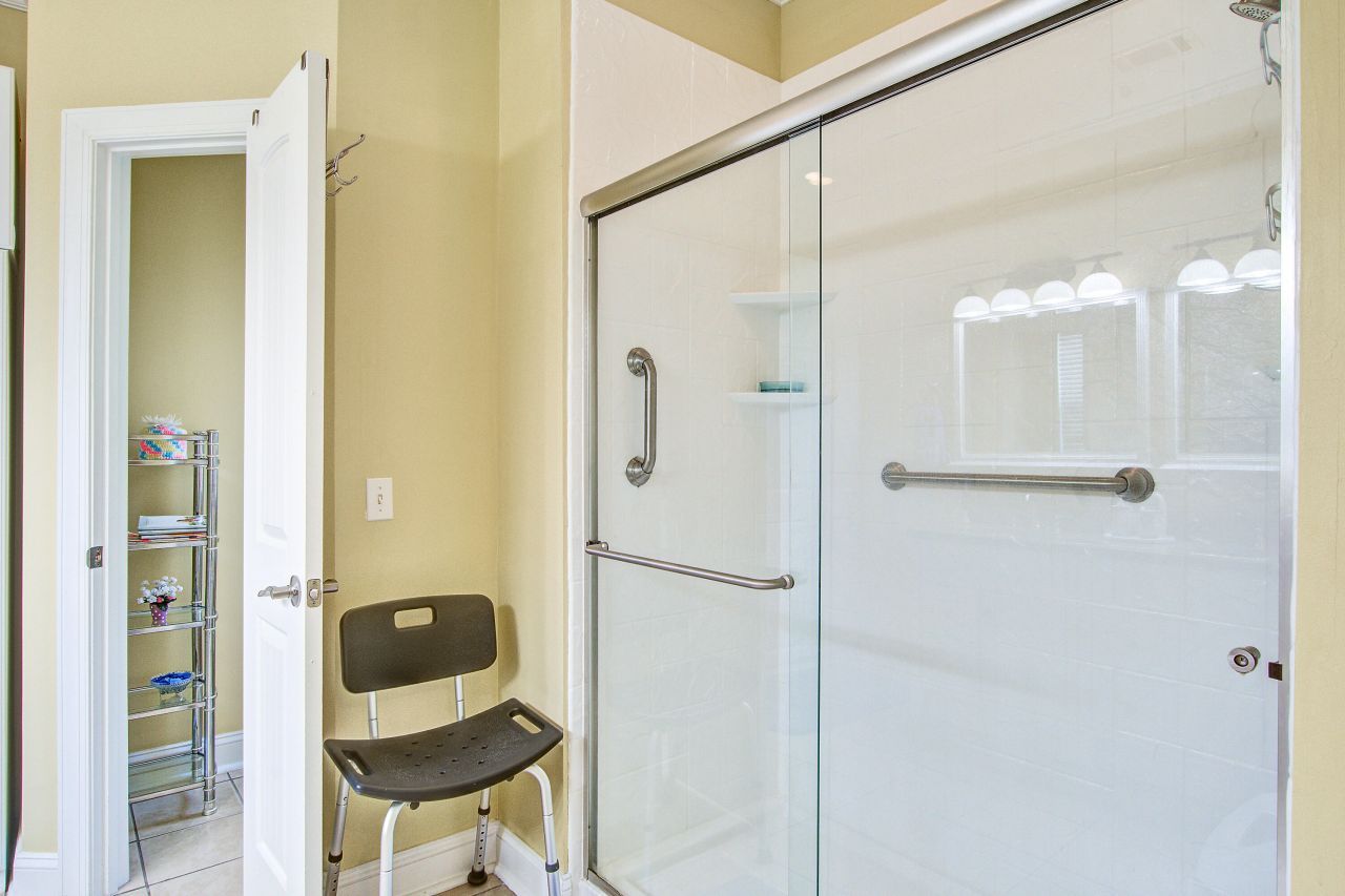 670 Plantation Street Photo 30