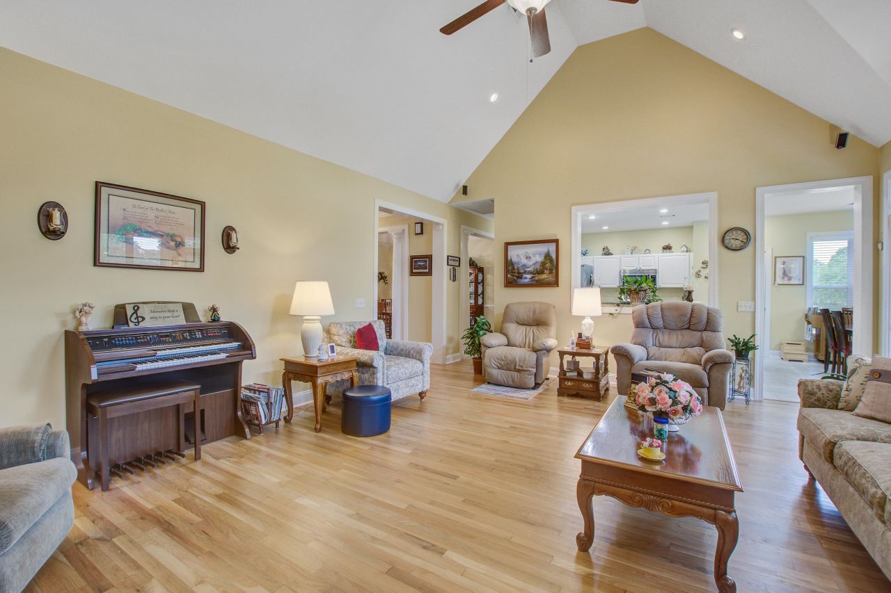 670 Plantation Street Photo 9