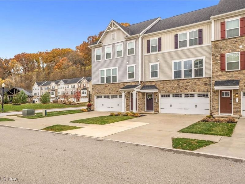 836 Carnation Court, Akron, OH 44303 Photo 2