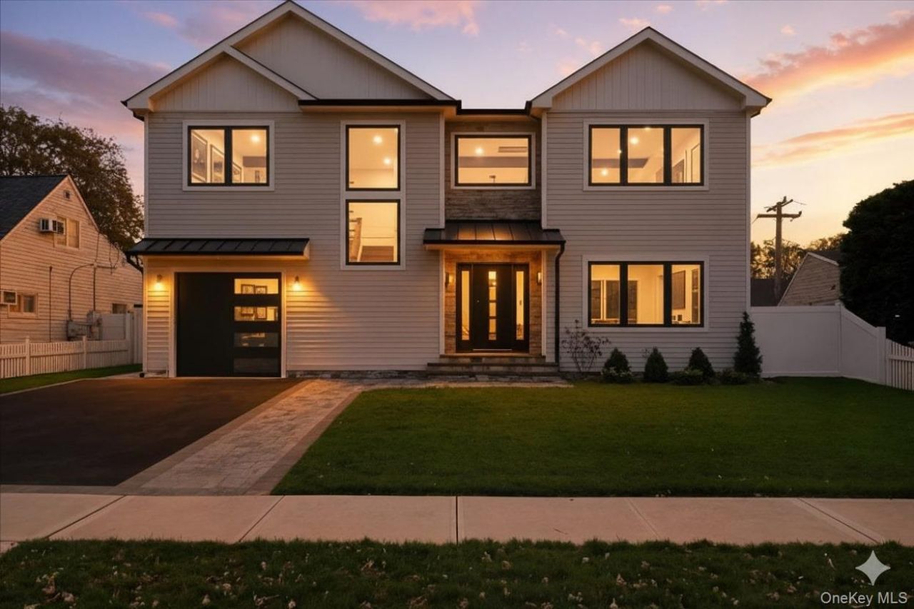 39 Cobalt Lane, Westbury, NY 11590 Main Photo