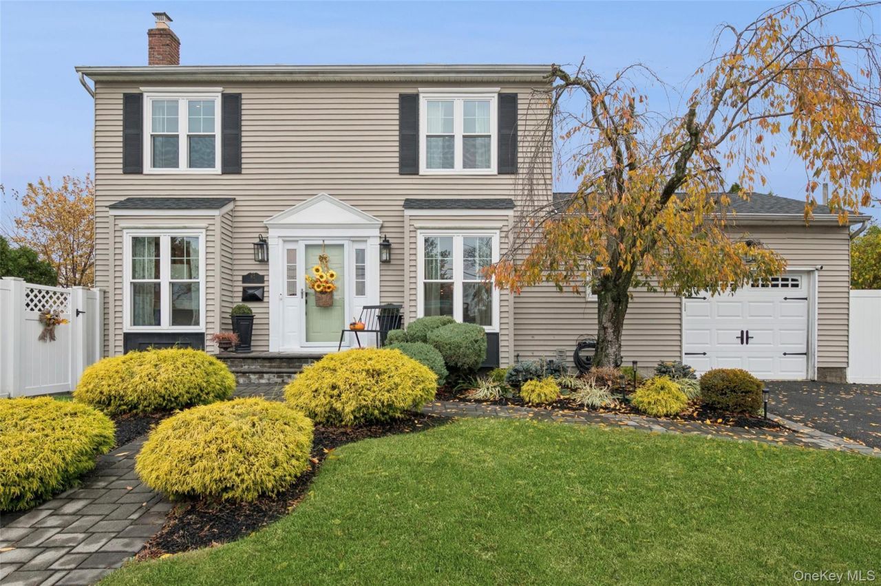 62 14th Street, Hicksville, NY 11801 Main Photo