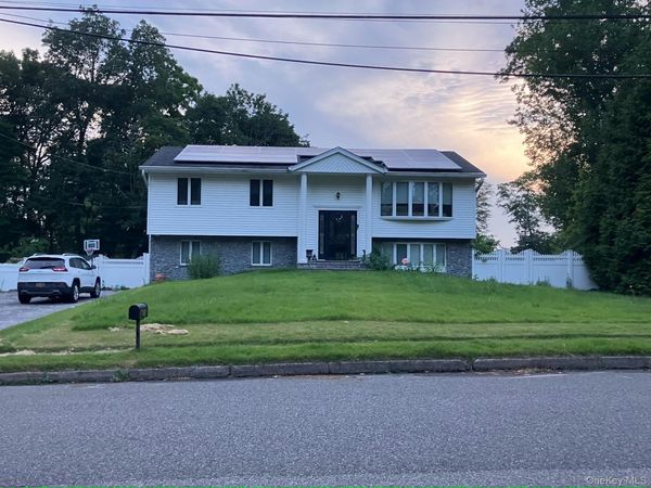 11 Dale Lane, Hauppauge, NY 11788