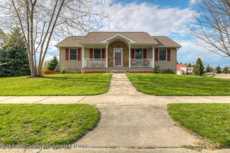 118 Elizabeth Way, Potterville, MI 48876 Main Photo