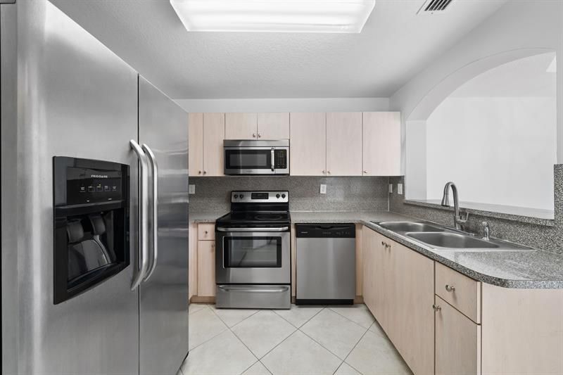 717 SW 107th Avenue, Unit 2203, Pembroke Pines, FL 33025 Photo