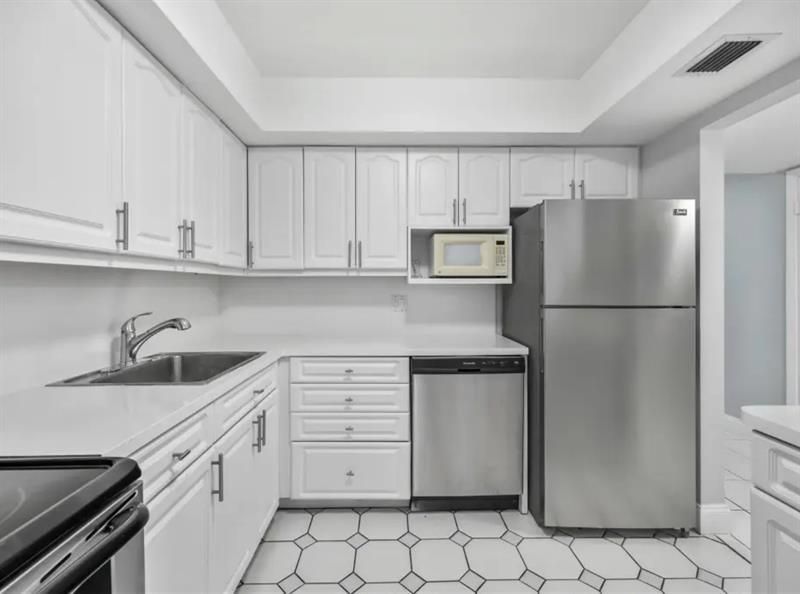 6100 S Falls Circle Drive, Unit 204, Lauderhill, FL 33319 Photo
