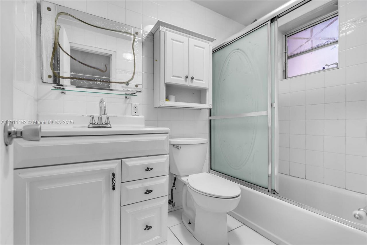 1330 W 54th St, Unit 302C, Hialeah, FL 33012 Photo