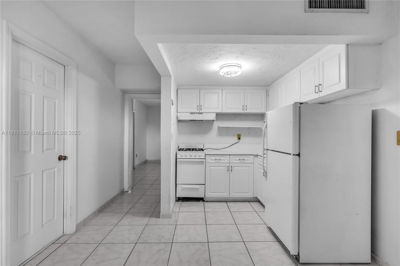 1330 W 54th St, Unit 302C, Hialeah, FL 33012 Photo