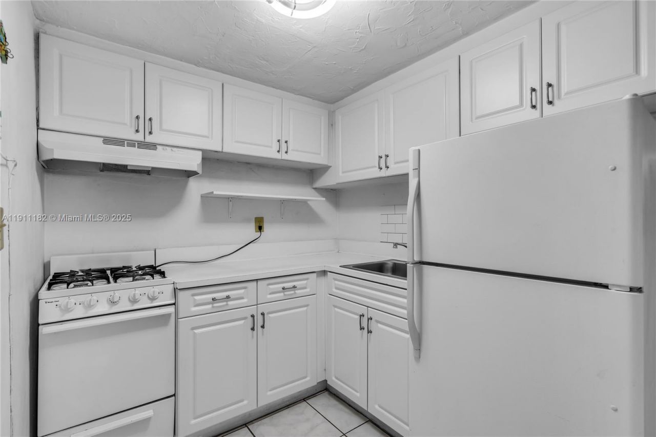 1330 W 54th St, Unit 302C, Hialeah, FL 33012 Photo