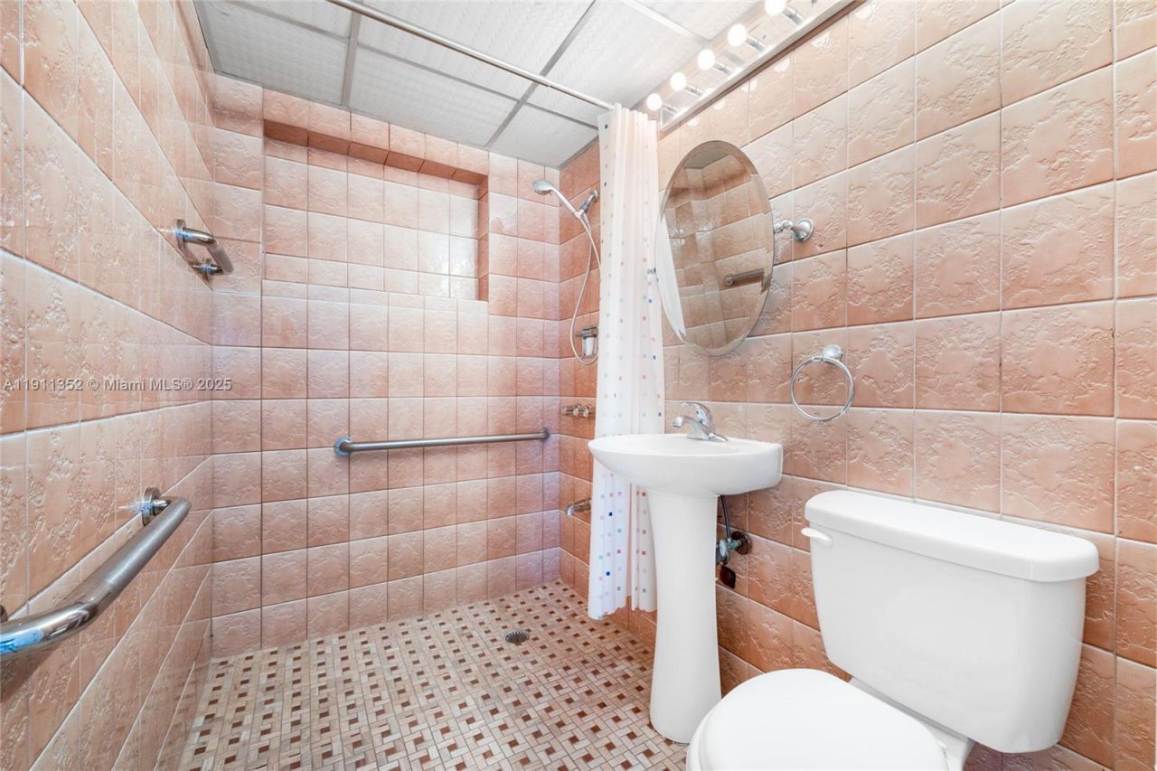 682 W 37th St, Hialeah, FL 33012 Photo