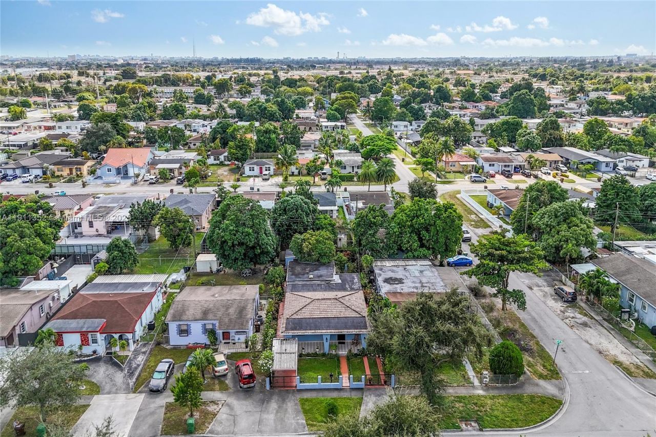 682 W 37th St, Hialeah, FL 33012 Photo