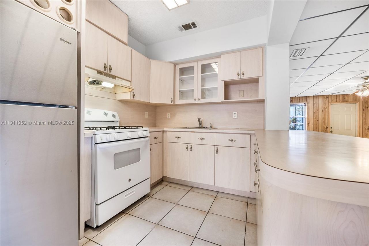 682 W 37th St, Hialeah, FL 33012 Photo