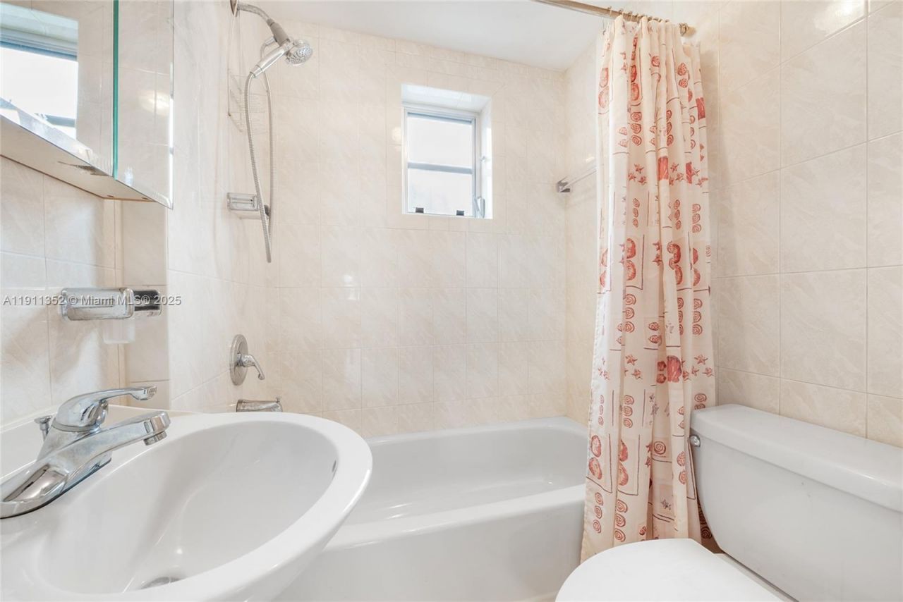 682 W 37th St, Hialeah, FL 33012 Photo