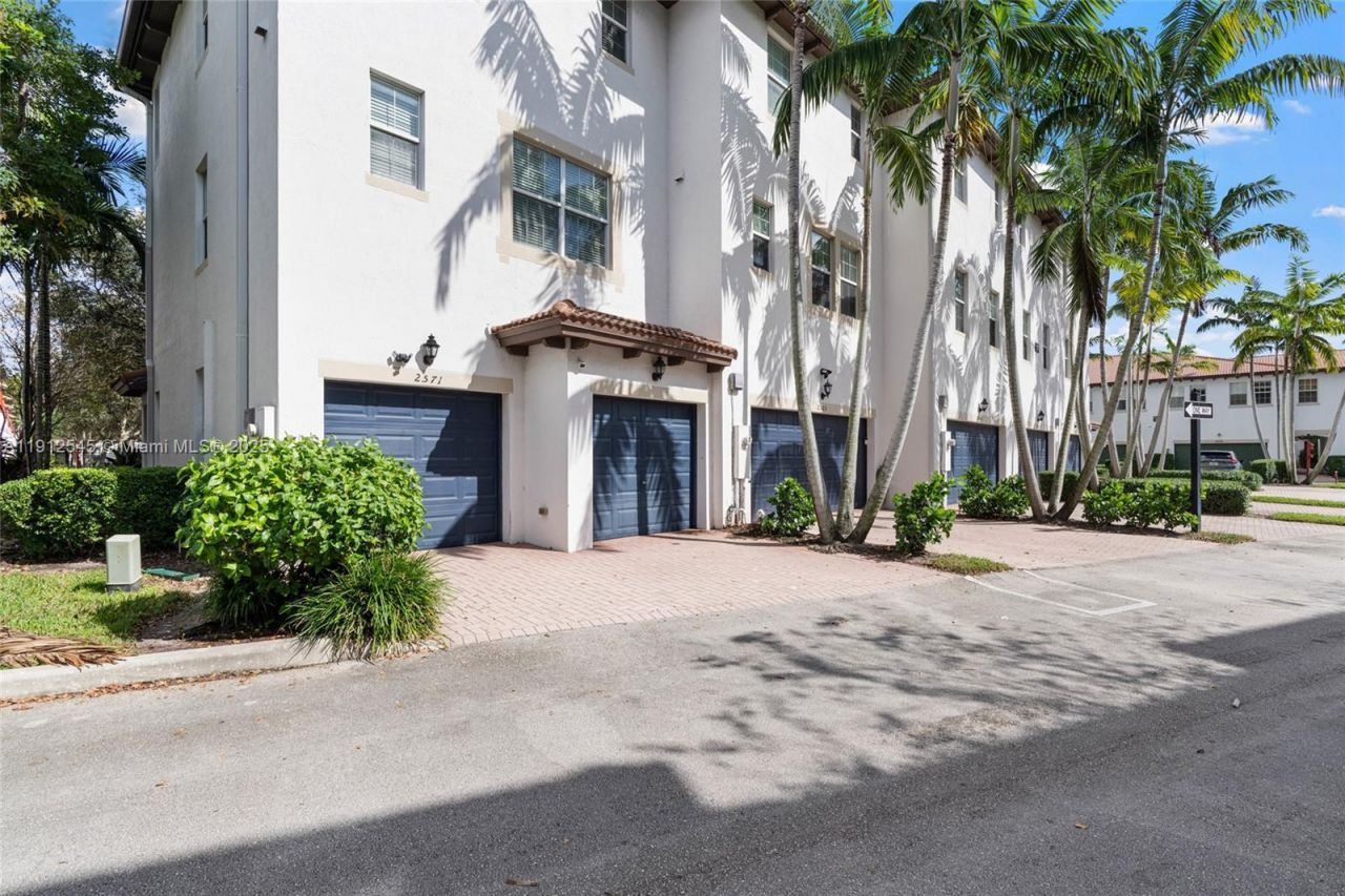 2565 SW 119th Ter, Miramar, FL 33025 Photo