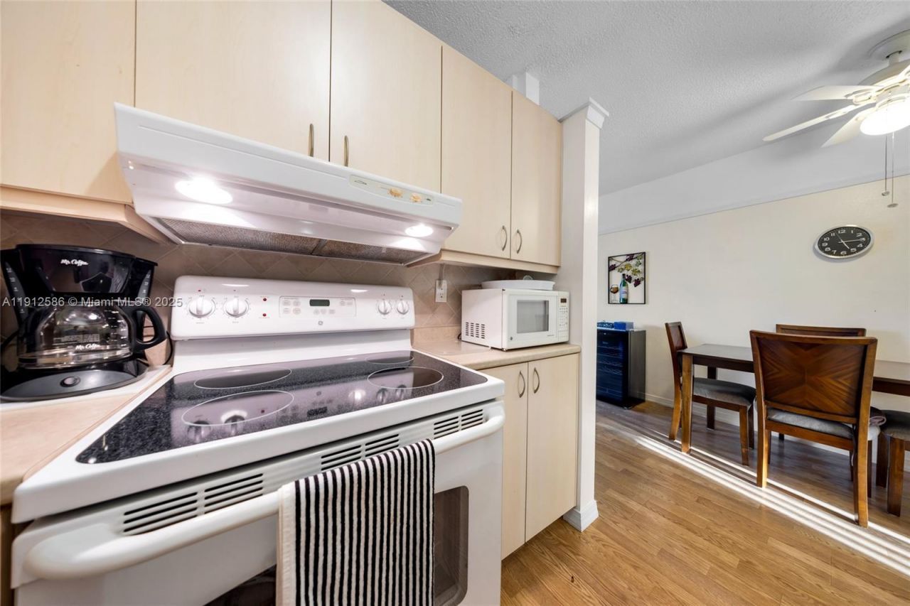 900 SW 10th Ter, Unit 8S, Hallandale Beach, FL 33009 Photo